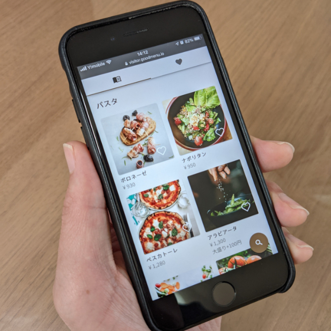 スマホでQRコードを読んでいる